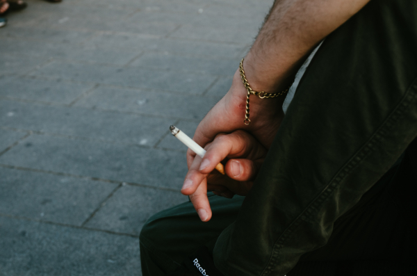Les conséquences insoupçonnées du tabagisme et du vapotage sur l'environnement
