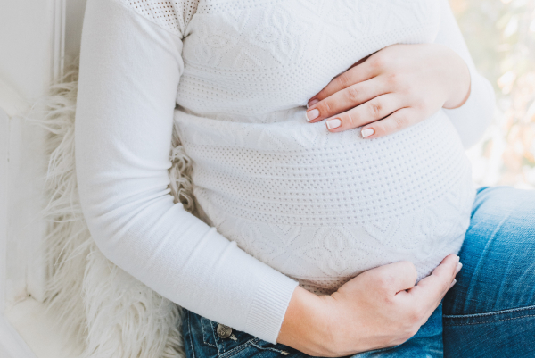 On recommande de discuter de bien-être lors des soins usuels afin de détecter la dépression pendant la grossesse et après la naissance, plutôt que de faire un dépistage universel