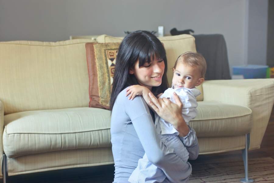 Santé mentale des nouveaux parents : un parent québécois sur deux se sent seul après la naissance