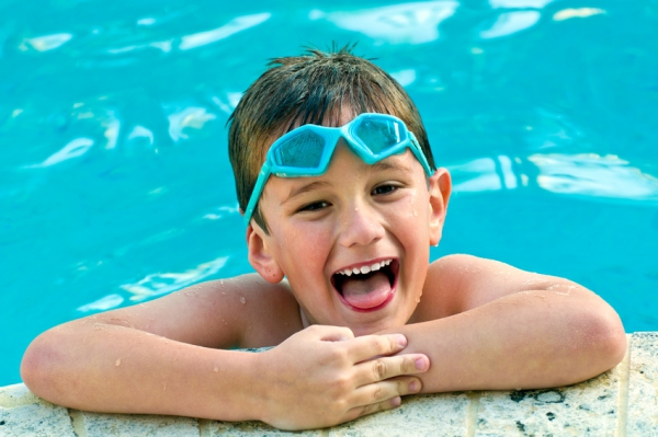 Analyse quotidienne de l'eau de la piscine ou du spa pour assurer la sécurité des baigneurs